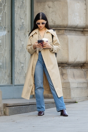 欧美街头时尚街拍风衣牛仔裤美女图片